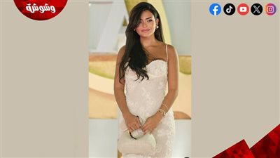 أسماء جلال تتألق بإطلالة بيضاء ساحرة وشعر منسدل في مهرجان الجونة السينمائي