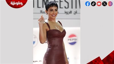 شعر قصير وجلد عنابي..  ميس حمدان أيقونة الموضة في مهرجان الجونة