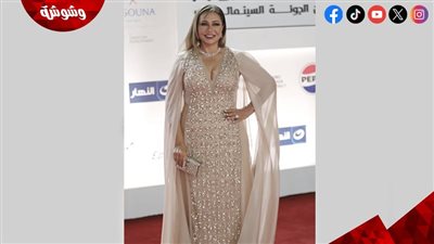 ليلى علوي تمنح نجمة الجونة الذهبية لفيلم 