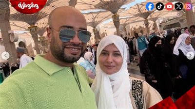 حاتم صلاح وزوجته يؤديان مناسك العمرة بعد زفافهما 