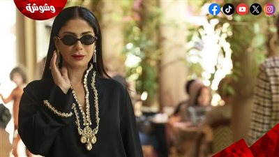 منى زكي تخطف الأضواء بإطلالة أنيقة