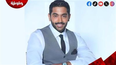 أحمد فلوكس يؤدي مناسك العمرة برفقة نجله سيف