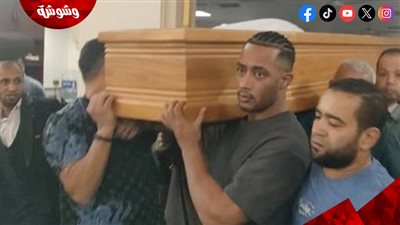 محمد رمضان يحمل نعش والده ويودعه إلى مثواه الأخير