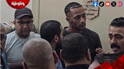 انهيار محمد رمضان في جنازة والده بمسجد مصطفى محمود.. صور