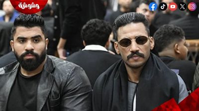 شبيه “جعفر العمدة” يلفت الأنظار في عزاء والد محمد رمضان