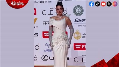 يسرا ودرة وليلى علوي تتألقن على السجادة الحمراء في افتتاح مهرجان القاهرة السينمائي