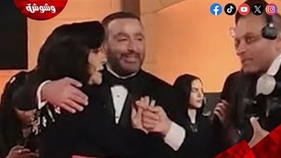 لقطة عفوية تجمع أحمد السقا وإسعاد يونس على السجادة الحمراء بالقاهرة السينمائي