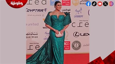 ميريهان حسين تتألق بفستان زمرد لامع في افتتاح مهرجان القاهرة السينمائي الـ 46