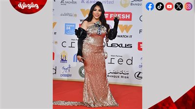غادة إبراهيم تتألق بفستان ذهبي مرصع بمفتاح الحياة في مهرجان القاهرة الدولي
