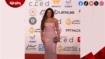 نور إيهاب تتألق بفستان وردي لامع يخطف الأنظار في مهرجان القاهرة السينمائي