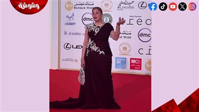 شيرين تتلألأ على السجادة الحمراء بمظهر ملكي في مهرجان القاهرة السينمائي