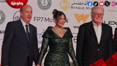 حسين فهمي يستقبل صابرين وزوجها على ريد كاربت فيلم 