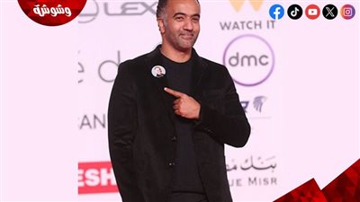 تامر عشري يضع بروش يحمل صورة الراحل ماجد هلال في مهرجان القاهرة