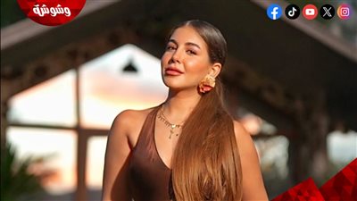 ملك قورة تخطف الأنظار بفستان بني مكشكش واكسسوارات ذهبية