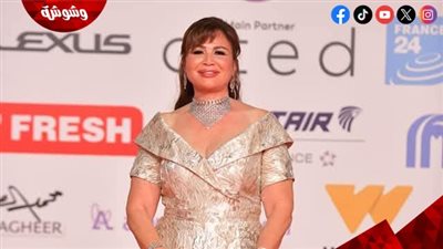 إلهام شاهين تتألق بفستان ملكي على السجادة الحمراء في ختام مهرجان القاهرة السينمائي
