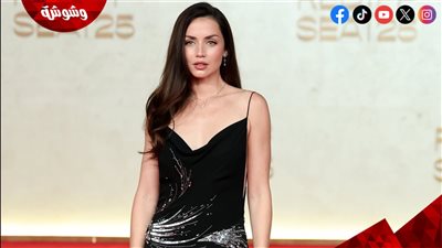  آنا دي أرماس تختار البساطة وتخطف الأضواء في مهرجان البحر الأحمر 