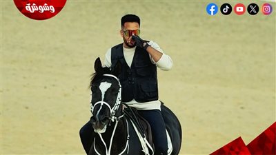 عصام السقا يخضع لجلسة تصوير جديدة مع حصانه “صقر” 