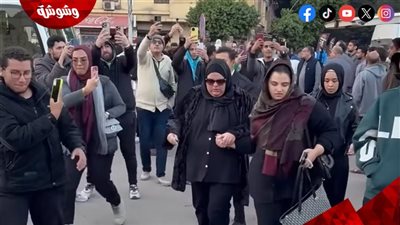 حزن وصدمة.. لقطات من جنازة نيفين مندور من مسجد عمرو بن العاص
