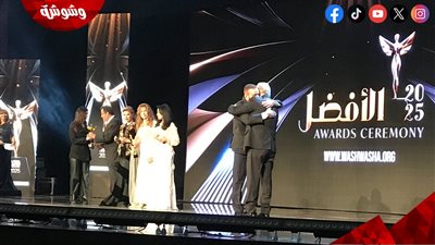 بالأحضان.. لحظات مؤثرة بين أحمد السقا وأشرف زكي في مهرجان 