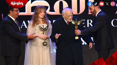أحمد السقا يُكرّم رشوان توفيق في حفل ”الأفضل 2025“ 