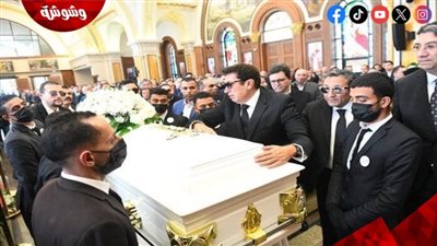 هاني رمزي يشكر الصحفيين على تواجدهم بجنازة والدته