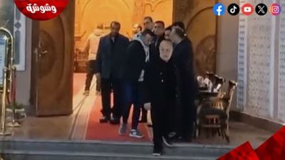 أشرف زكي يقدم واجب العزاء للمخرج حسني صالح في وفاة والدته بمسجد الشرطة 