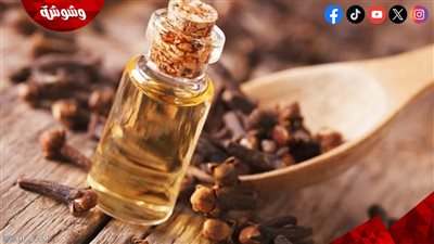 تونر القرنفل وماء الورد خطوة أساسية في روتين العناية