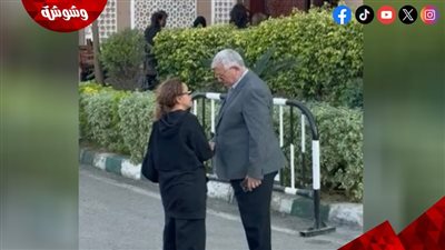 وصول علا رشدي إلى مسجد الشرطة لتشييع والدها