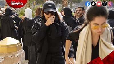 انهيار ريم مصطفى في جنازة والدتها بداخل مسجد أسد بن الفرات بالدقي.. صور