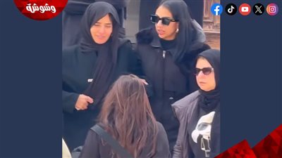 انهيار زينة في جنازة شقيقها إسلام رضا