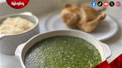 طريقة عمل الملوخية بالدجاج بقوام كثيف ونكهة غنية