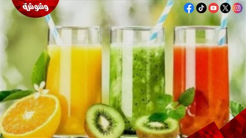 طفل يشرب عصير