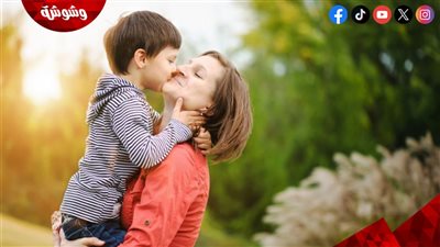 تحذير طبي: تقبيل الأطفال من الفم قد يعرضهم لمخاطر صحية خطيرة