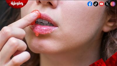 طريقة تقشير الشفاه في المنزل بخطوات بسيطة