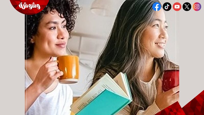 صديقتان تسترخيان