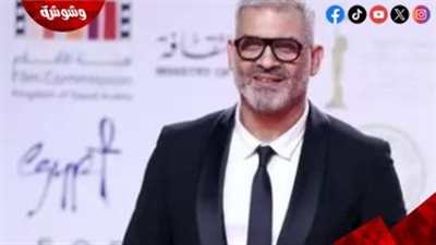 هاني عادل يتألق بإطلالة أنيقة ويمازح الجمهور بإشارة إلى إيلي صعب