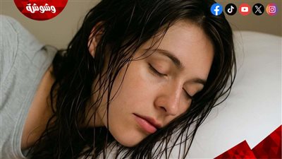 كوابيس الشعر الجميل: خرافات وحقائق عن النوم بالرأس المبلل