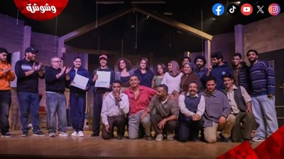 الكمامة تتحول من أداة وقاية إلى أداة ضغط نفسي في مهرجان المسرح العالمي