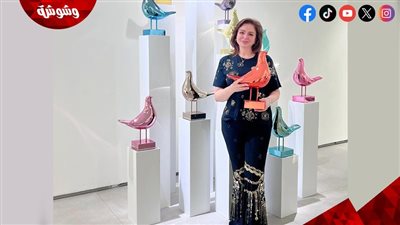 الكاجوال يلتقي بالفن.. إلهام شاهين تخطف الأنظار في معرض تشكيلي