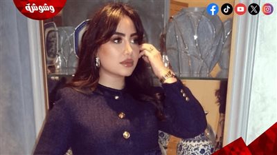 بوسي تتألق بحقيبة هيرميس وإكسسوارات ذهبية فاخرة