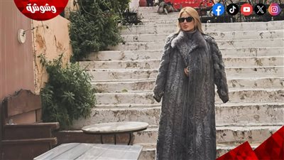 مي حلمي تتألق بإطلالة شتوية فاخرة في أثينا