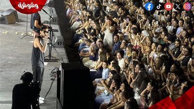كايروكى يغني تلك قضية في كل حفلات جولته الأوروبية ويرفع الوشاح الفلسطيني