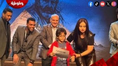 محمد جمعة يقدم تكريم الطفل عبد الله كمال عطية فى ختام مهرجان المسرح العالمى 