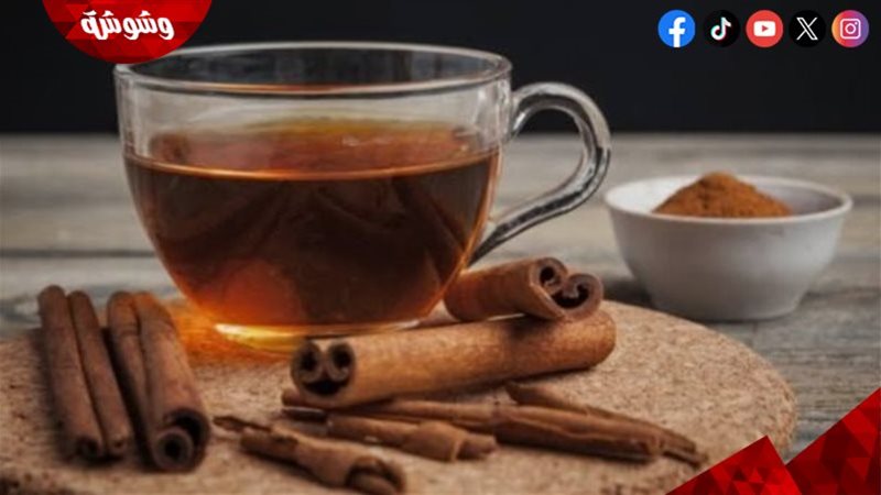 كوب قرفة دافئ مع