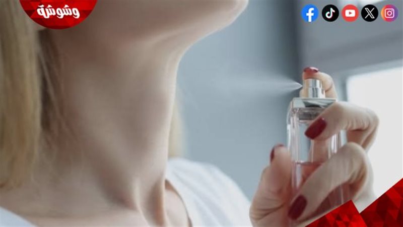 رش العطر على الرقبة