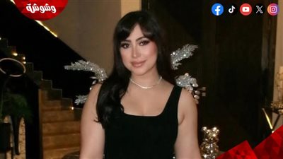 بإطلالة كريستالية ساحرة.. بوسي تتألق بفستان أسود يفيض أنوثة وفخامة