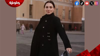 بوشاح أنيق وفستان أسود.. سلاف فواخرجي تتألق بإطلالة كلاسيكية راقية