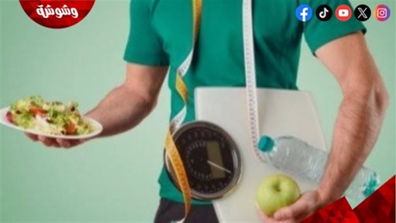 امرأة تقف على الميزان