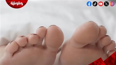 لماذا نشعر بالراحة عند كشف القدمين أثناء النوم؟ السر في حرارة الجسم