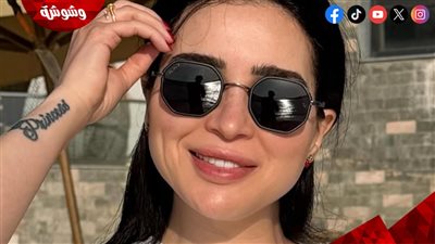 تيشيرت أبيض ونظارة عصرية.. تفاصيل إطلالة مي عز الدين الصيفية
